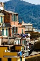 pequeña ciudad en el área de cinque terra en italia foto