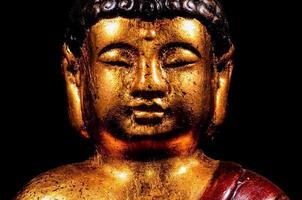 estatua de Buda sobre fondo negro foto
