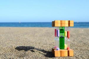 reloj de arena en la playa foto