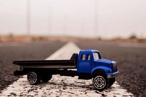 camión de juguete en la carretera foto
