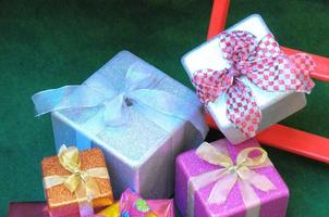 cajas de regalo sobre fondo verde foto