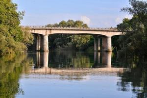 puente sobre el río foto