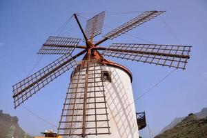 molino de viento tradicional bajo el cielo azul foto