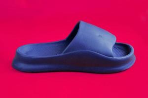 zapatillas de casa de goma para hombres aisladas en un fondo magenta foto