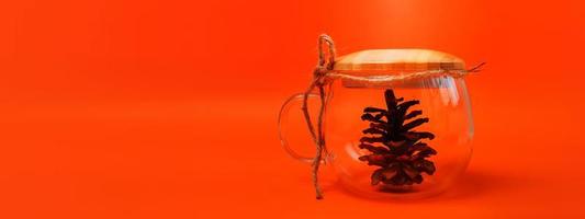 taza de regalo de Navidad con pino aislado sobre fondo naranja, diseño de banner y plantilla foto