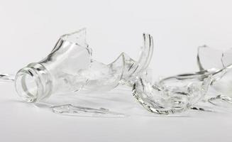 botella de vidrio rota. fragmentos afilados de vidrio. foto