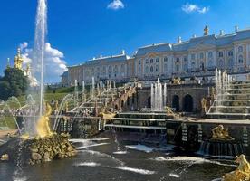 calle. petersburgo, rusia - 20 de agosto de 2022 palacio de peterhof. fuente de la gran cascada en peterhof foto