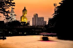 paisaje de gran buda en la ciudad gran estatua de buda en bangkok wat pak nam phasi charoen tailandia foto