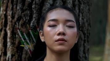 une femme méditant la paix dans la jungle video