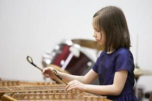 21 de mayo de 2021 bielorrusia. ciudad de gomil. vacaciones en la escuela de música. la niña toca el instrumento étnico dulcimer foto