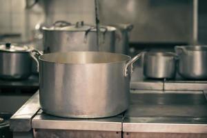 grandes sartenes de metal en una cocina industrial. foto