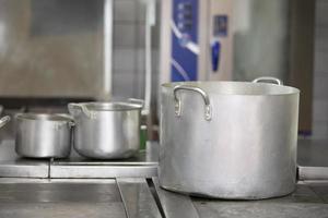 grandes sartenes de metal en una cocina industrial. foto