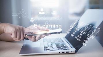 concepto de educación en línea, hombre que usa una computadora portátil con un icono de educación en línea en la pantalla virtual. lecciones de Internet y seminarios web en línea, lecciones en línea en una pantalla digital. tecnología de Internet de educación. foto