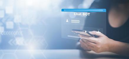 mujer sostiene un teléfono inteligente y toca la barra de chat chat bot con ai, inteligencia artificial, sistema de inteligencia artificial y chatbot de inteligencia artificial, chatbot digital, aplicación de robot, conversación foto