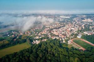 paisaje urbano de una pequeña ciudad europea, vista aérea foto