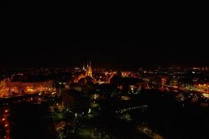 paisaje urbano del panorama nocturno de wroclaw en polonia, vista aérea foto