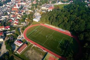 paisaje urbano de una pequeña ciudad europea, vista aérea foto