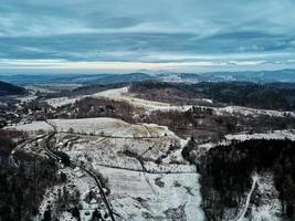 paisaje invernal con montañas cubiertas de bosque foto