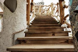 antigua escalera de madera con barandillas al aire libre foto