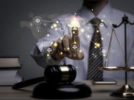 abogados de justicia con mazo de juez, empresario de traje o abogado que contrata abogados en el sistema digital. derecho legal, enjuiciamiento, asesor legal, pleito, detective, investigación, consultor legal foto