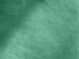 Textura de tela de terciopelo verde padua utilizada como fondo. Fondo de tela verde claro de material textil suave y liso. hay espacio para el texto. foto