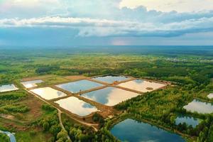 estanques de aguas pluviales o cuencas artificiales de agua de lluvia, vista aérea foto