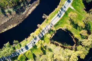 coche en movimiento en la carretera en la pequeña ciudad de europa, vista aérea foto