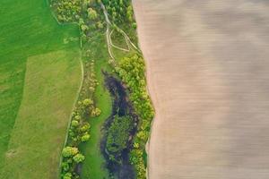 vista aérea de campos agrícolas y verdes en el campo foto