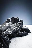 guantes sobre la nieve foto