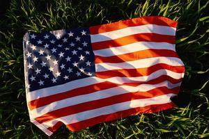 EE.UU. bandera nacional americana sobre fondo de hierba foto