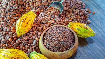 Los nibs de cacao son granos de cacao que se han molido en frío o se han molido a bajas temperaturas para formar pequeños granos de cacao orgánicos amargos. foto