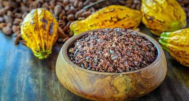 Los nibs de cacao son granos de cacao que se han molido en frío o se han molido a bajas temperaturas para formar pequeños granos de cacao orgánicos amargos. foto