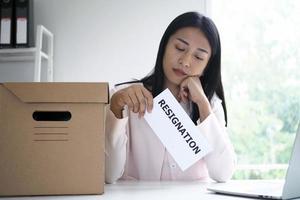 The young employee uses the idea to decide on resignation. photo