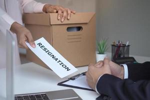 el personal joven con cosas en la caja de papel y presentar una carta de renuncia a la gerencia. ideas para cambiar de trabajo renunciar al trabajo foto