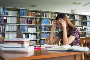 los estudiantes asiáticos de secundaria están estresados mientras leen mucho para el examen de ingreso. foto