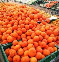 fruta naranja fresca a la venta en el mercado foto