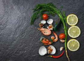 plato de marisco con gambas gambas marisco cocido mejillón berberechos limón hervido hierbas y especias foto