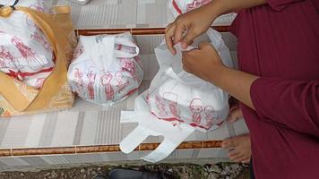 Wrap the rice box with a plastic bag video