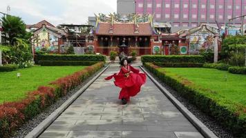 antenne schieten van Aziatisch vrouw opleiding haar vaardigheid in krijgshaftig kunsten binnen de tempel video