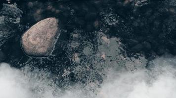 fondo de río y rocas en tono oscuro. foto