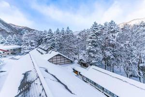 fuertes nevadas en el pueblo de heike no sato en la prefectura de tochigi, ciudad de nikko, japón foto