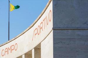 tresigallo,italia-2 de mayo de 2021-paseo entre los edificios históricos de tresigallo durante un día nublado foto