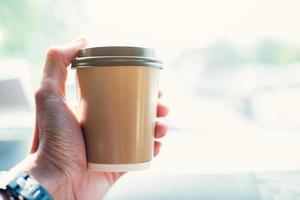 una taza de café en la cesta del coche foto