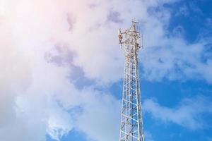 antena de telecomunicaciones con bluesky foto