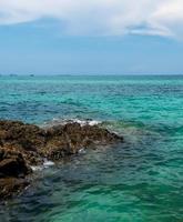 paisaje verano vista panorámica vista frontal naturaleza vista a lo largo de las montañas roca costa y mar océano, mirar cielo azul, horizonte viento brisa fresca, cómodo durante el día de viaje, relajarse, rayong, tailandia foto