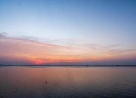 punto de vista del paisaje para el diseño postal y calendario verano mar viento ola fresco en vacaciones mar tranquilo zona costera gran puesta de sol cielo naranja claro dorado horas de la tarde día en chonburi tailandia foto
