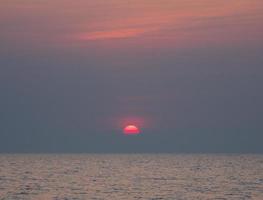 punto de vista del paisaje para el diseño postal y calendario verano mar viento ola fresco en vacaciones mar tranquilo zona costera gran puesta de sol cielo naranja claro dorado horas de la tarde día en chonburi tailandia foto