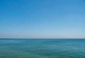 panorama vista frontal paisaje mar azul y cielo fondo azul mañana día mirar tranquilo verano naturaleza tropical mar hermoso océano agua viajes bangsaen playa este tailandia chonburi exótico horizon. foto