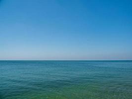 panorama vista frontal paisaje mar azul y cielo fondo azul mañana día mirar tranquilo verano naturaleza tropical mar hermoso océano agua viajes bangsaen playa este tailandia chonburi exótico horizon. foto