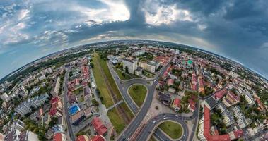 curvatura circular abstracta de la superficie de la tierra y torsión del cielo en esfera azul dentro de la infraestructura urbana video